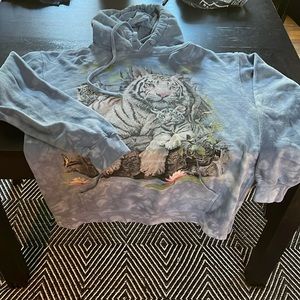 The Mountain hooded sweatshirt with white tigers. Size Medium. Style # 96926